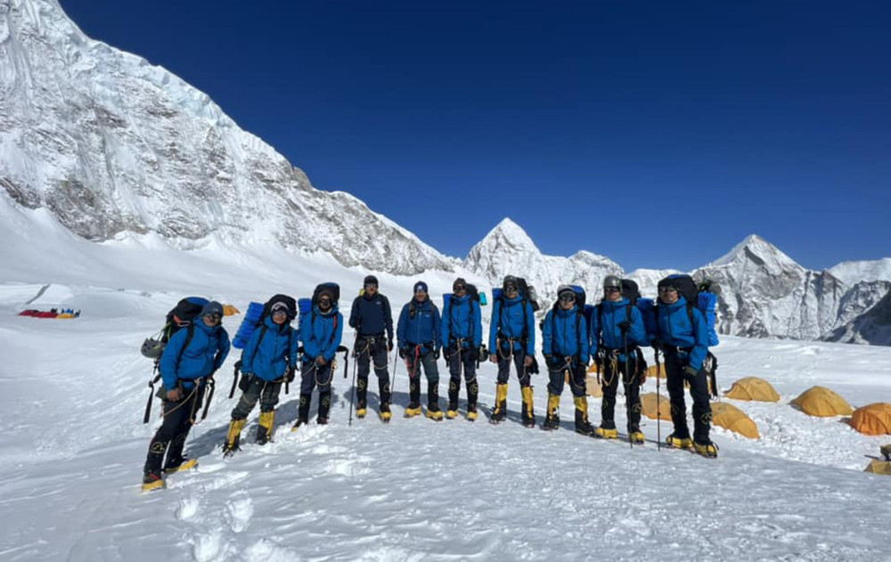 नेपाली सेनाको टोलीले गर्‍यो सगरमाथा आरोहण